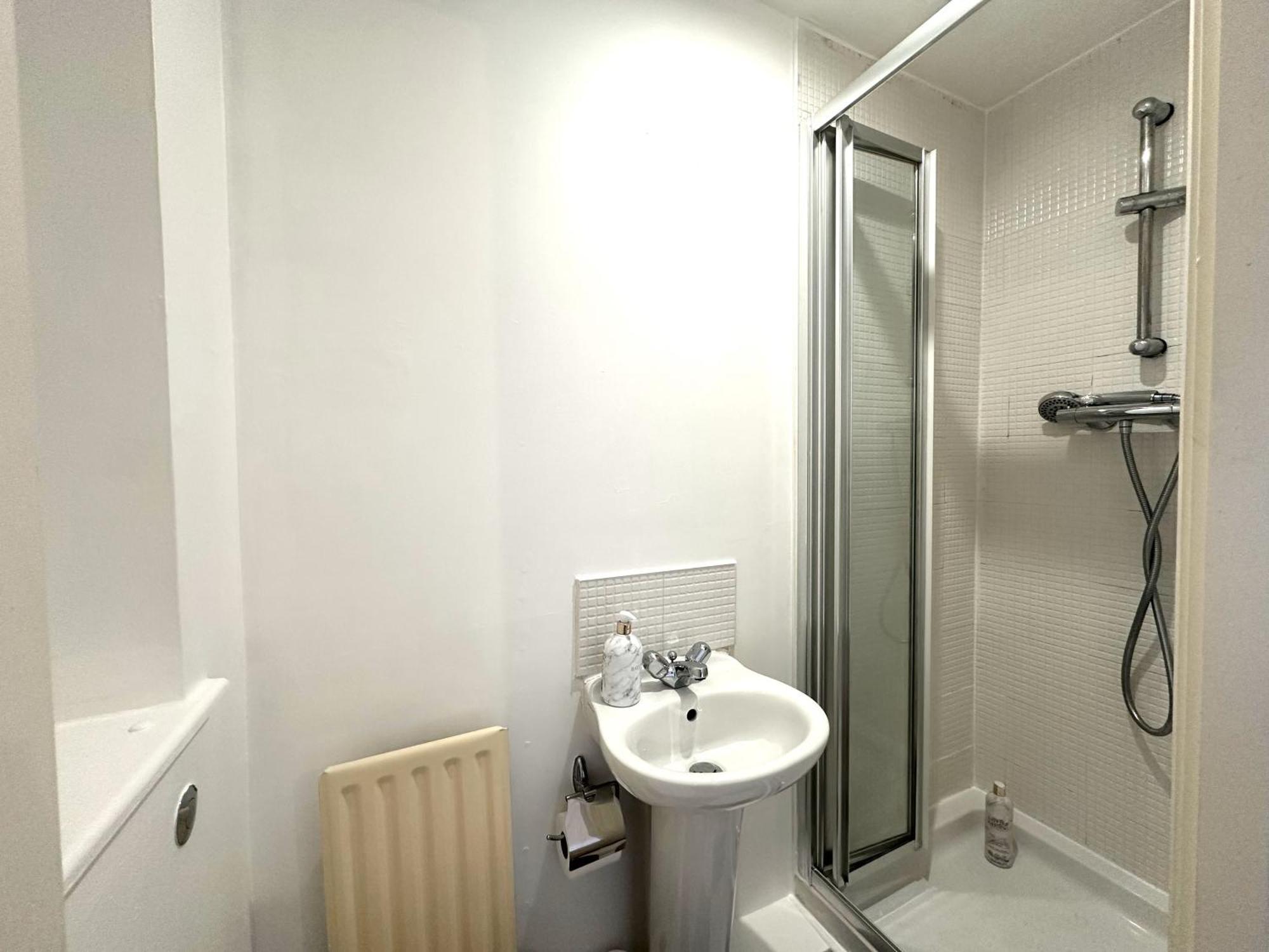 Private Room With En-Suite And Parking In Shared Flat กลาสโกว์ ภายนอก รูปภาพ